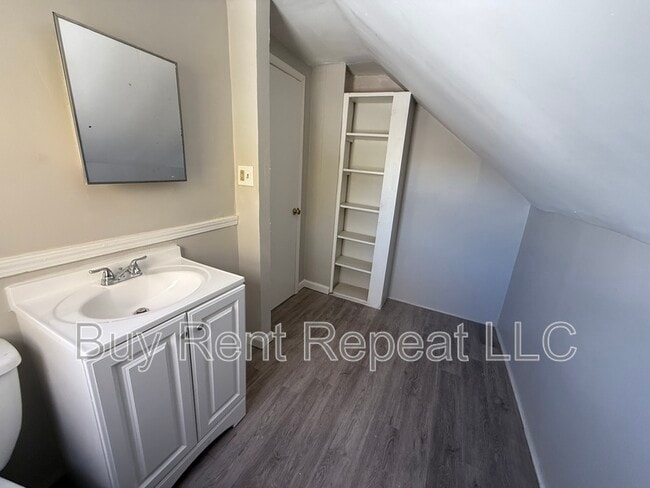 Building Photo - 12735 Vernon Ave