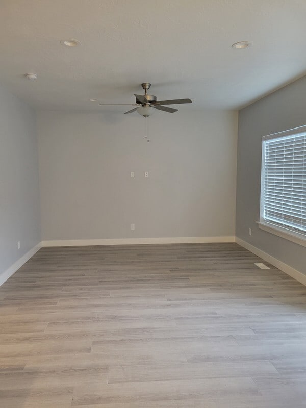 Building Photo - 4895 E Lk Cor Dr