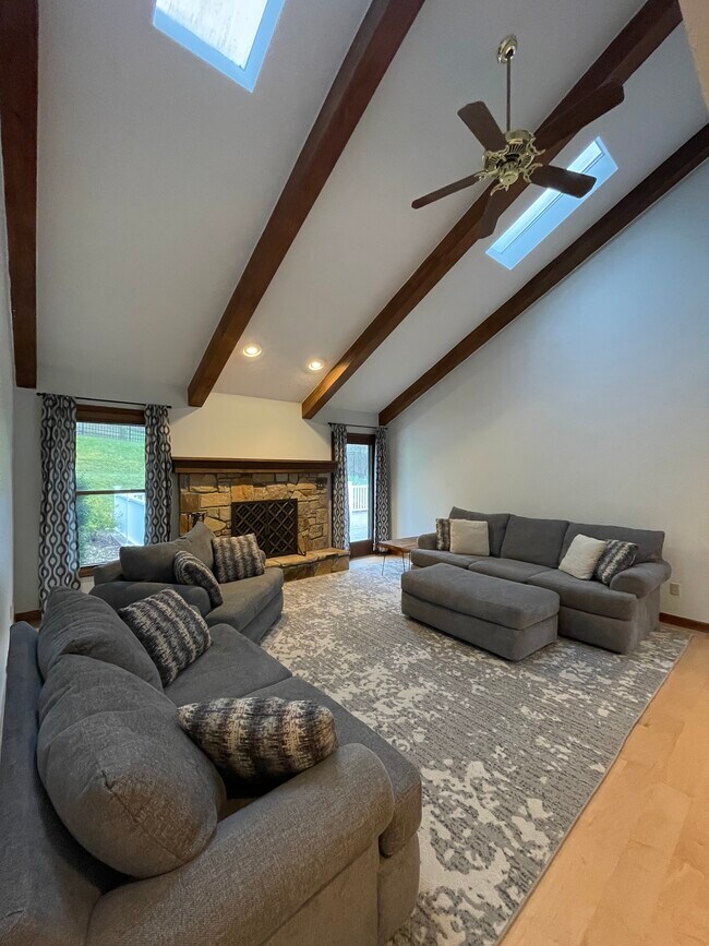 Building Photo - 4683 Shadyside Ln