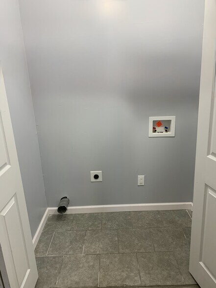 Building Photo - 5768 Aftonshire Dr