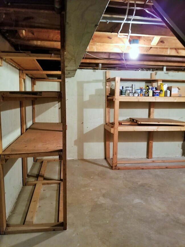 Building Photo - FRESH Paint!  Sprawling, Hurstbourne Ranch with Basement!  3 Bedrooms, 3 Full Baths, Hardwood Flo...