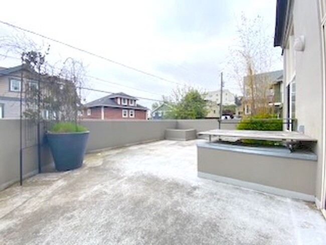 Building Photo - Sun-Filled Queen Anne Condo With Private E...