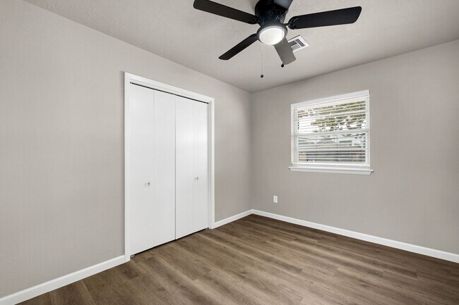 Building Photo - 509 NE Cimarron Cir
