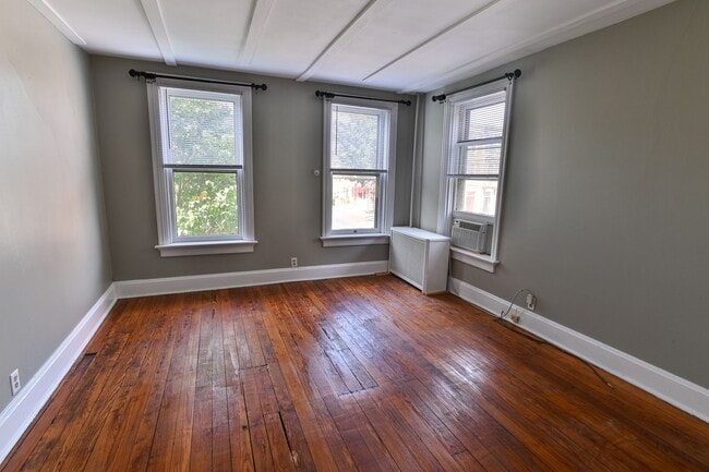 Building Photo - Charming 3 Bedroom on Verbeke St