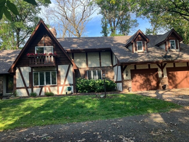 Building Photo - 4 Bedroom 3.5 Bath Wooded Lot