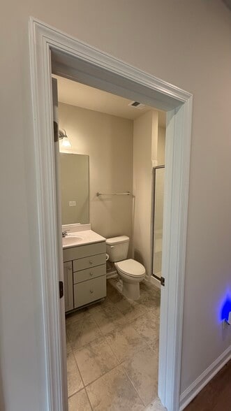 Ground floor bathroom (private) - 9626 Killenney Pl