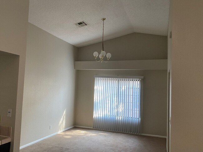 Building Photo - 3 Bedroom 2 Bathroom Home!