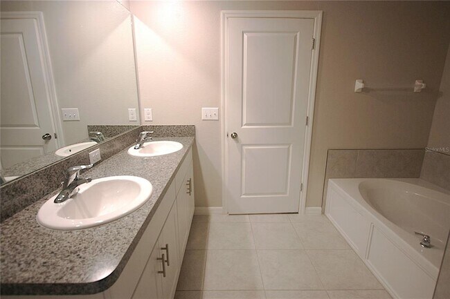 Building Photo - 812 Royal Empress Dr