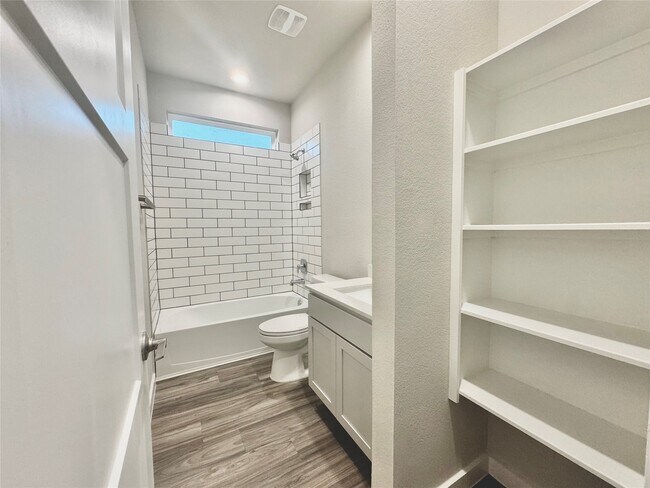 Building Photo - 14273 Lake Lodge Dr