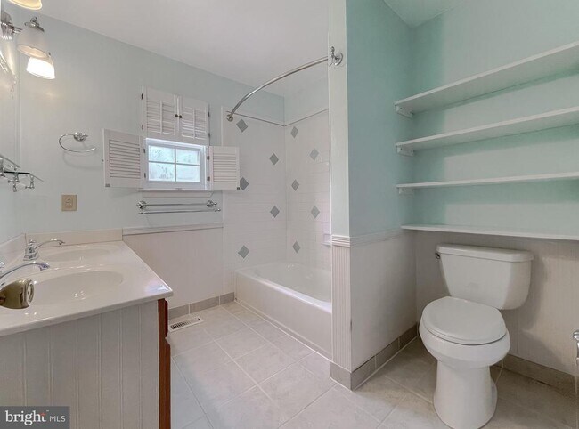 Building Photo - 21133 Woodmere Dr