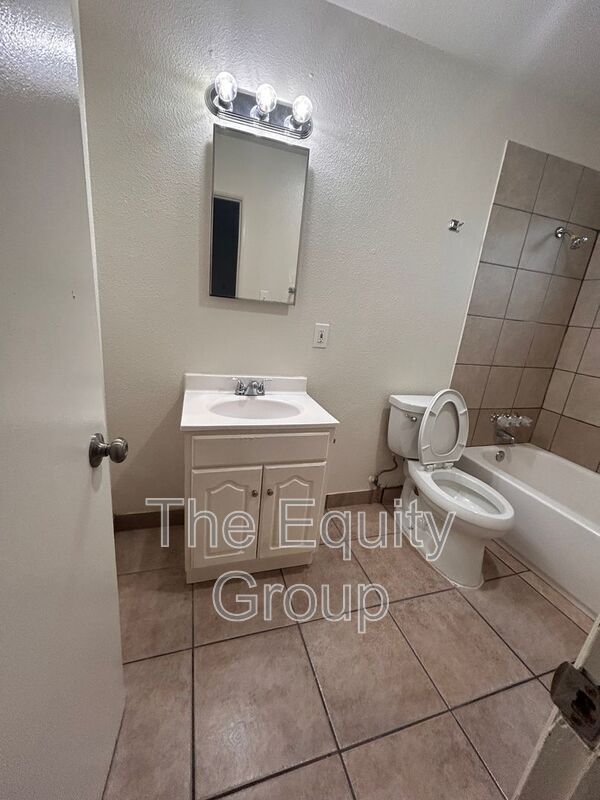 Building Photo - 331 E Elm St