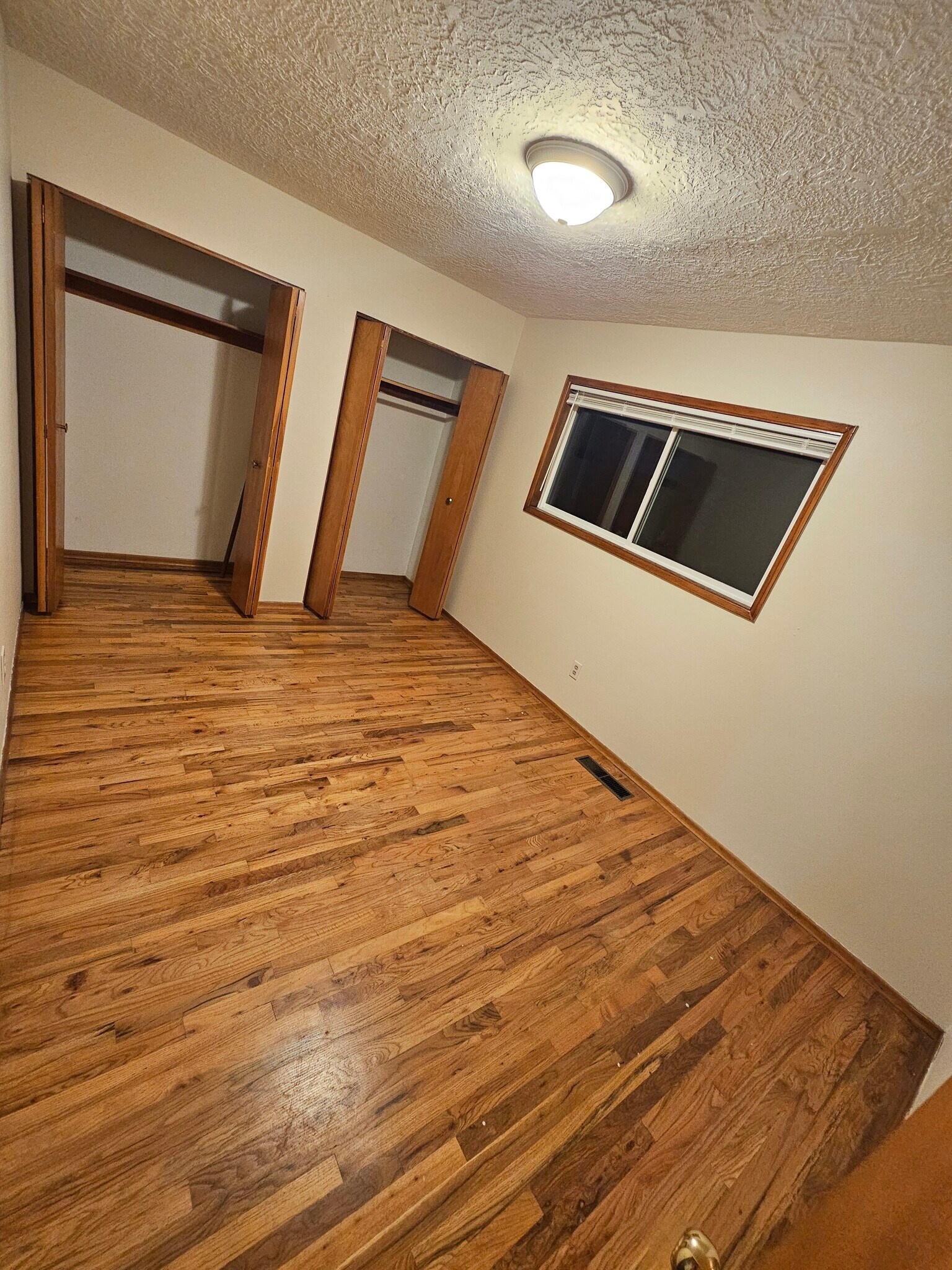 Front bedroom - 6336 SE Cedarcrest Dr