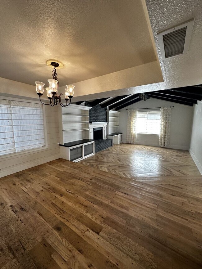 Building Photo - 655 N Oracle Cir