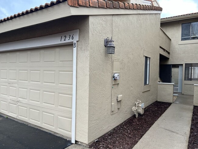 Building Photo - 3 bedroom condo in gated community!