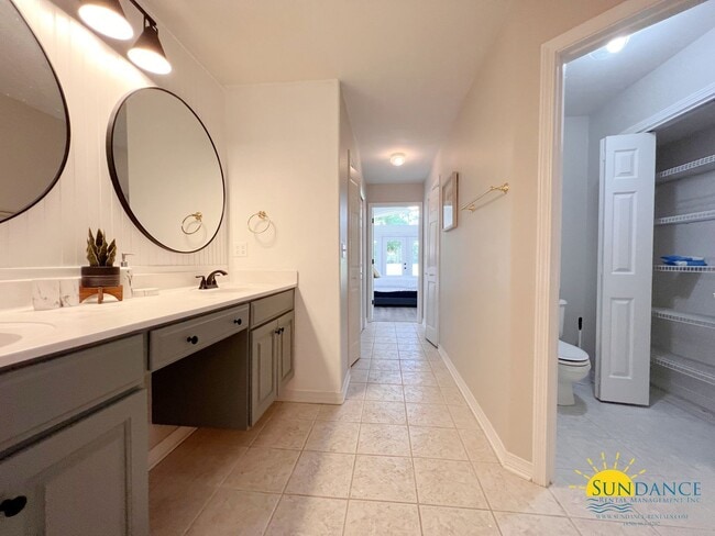 Building Photo - Custom Furnished 4 bed 3.5 bath in Emerald Bay!