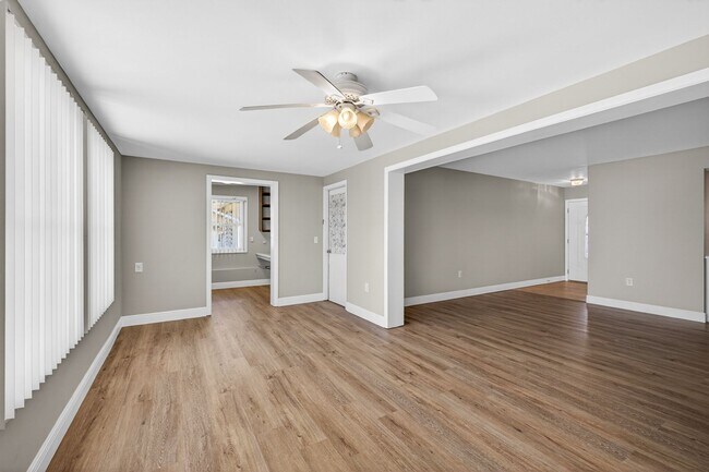 Building Photo - FULLY RENOVATED 2 BEDROOM WITH HUGE BONUS ROOM!