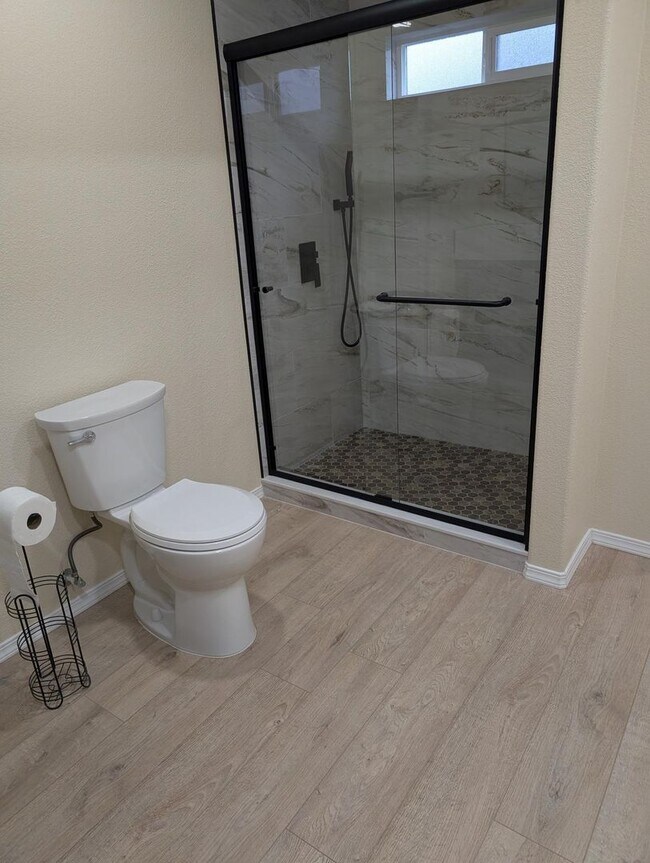 Building Photo - 2 Bedroom 1 Bath- Home