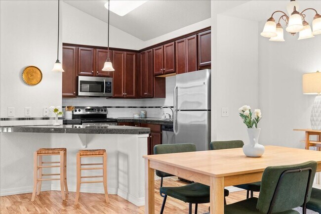Building Photo - Beautiful 2 Bed 2 Bath Condo in Central Fo...