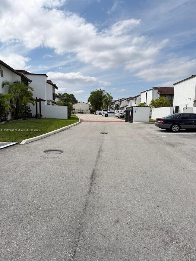 Building Photo - 1271 SW 124th Ct