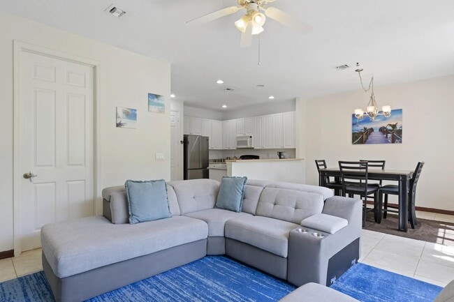 Building Photo - 9945 E Villa Cir