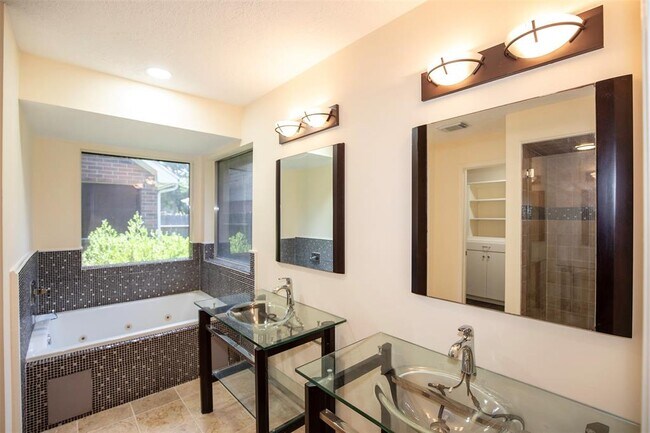 Building Photo - 14330 Little Willow Walk
