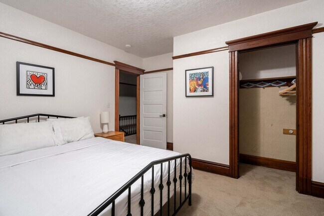 Building Photo - 26 NE 11th Ave