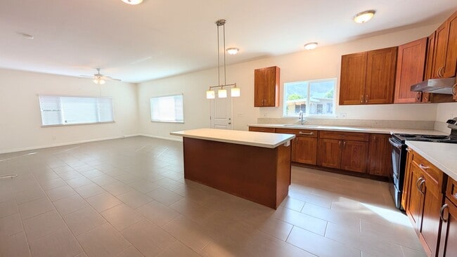 Building Photo - Spacious 4 bed 3 bath home near Diamond Head