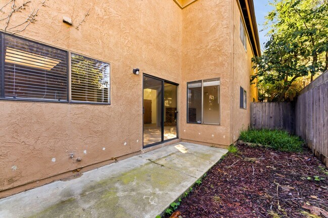 Building Photo - Spacious Westside Townhome Near Parks, Trails, and the Beach