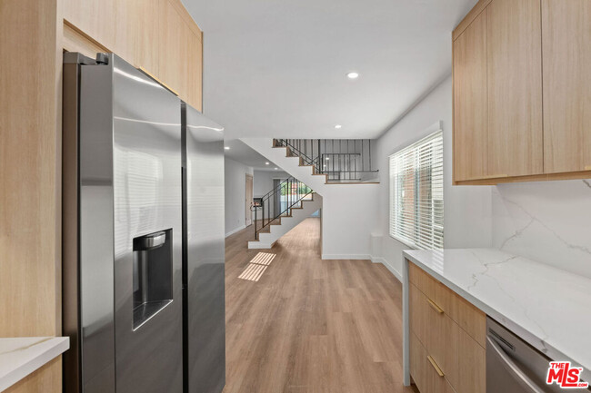 Building Photo - 2447 Beachwood Dr