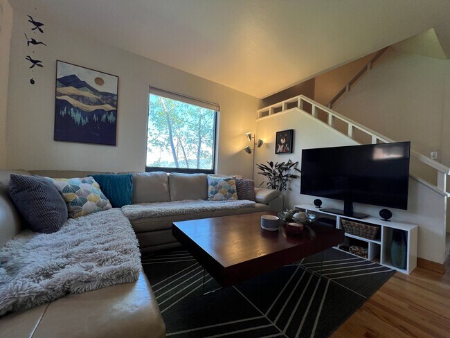 Building Photo - Spacious 4 Bed/3.5 Bath in Boulder - Available July 6th!