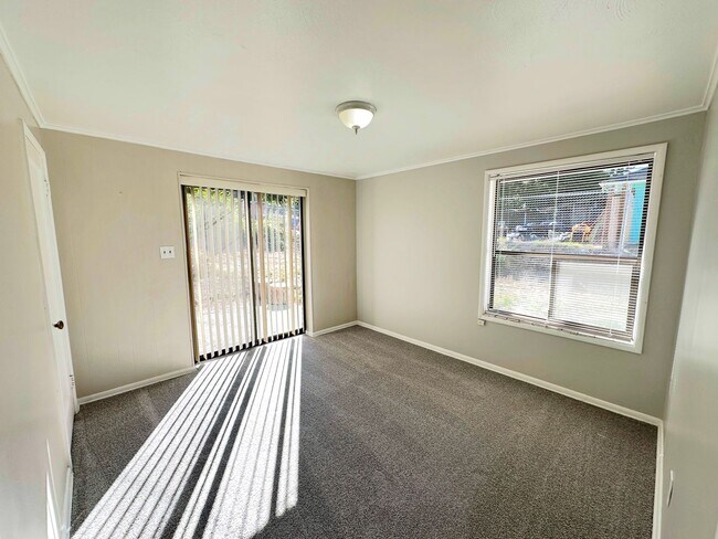 Building Photo - Charming 2BR Home with Garage & Expansive Yard in Ridgecrest area of Shoreline