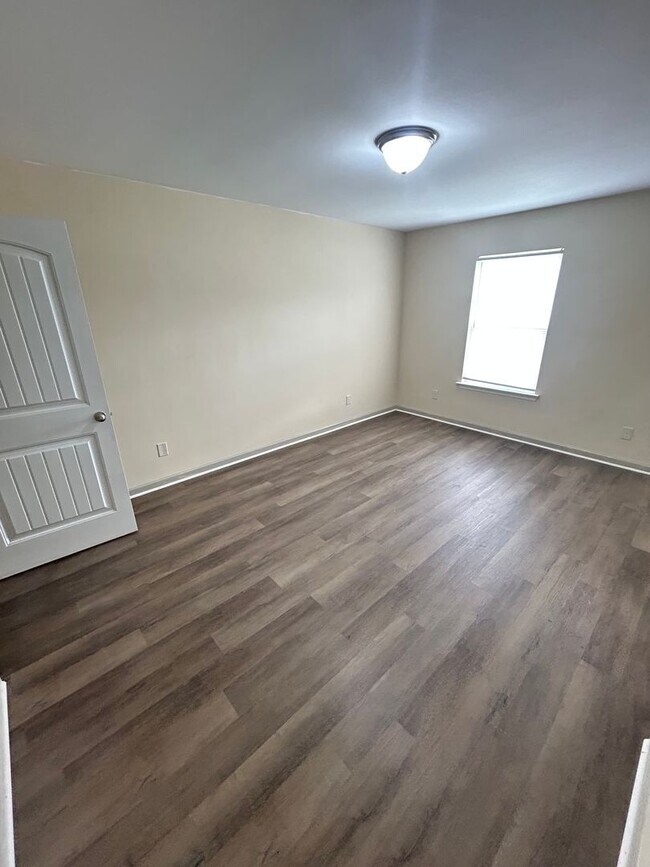 Building Photo - 4 bedroom/2.5 bathroom in Savannah, GA