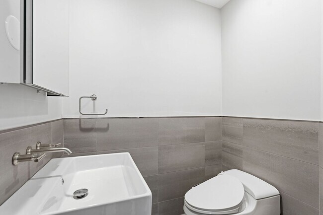 Building Photo - This exceptional West Market location is just steps from Reston Town Center, offering convenient ...