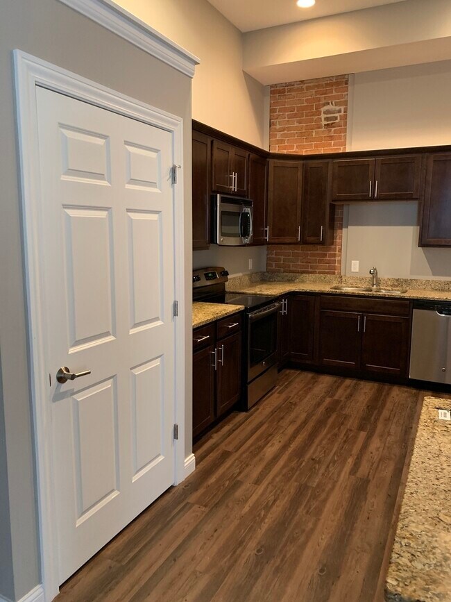 Building Photo - 1534 River Dr