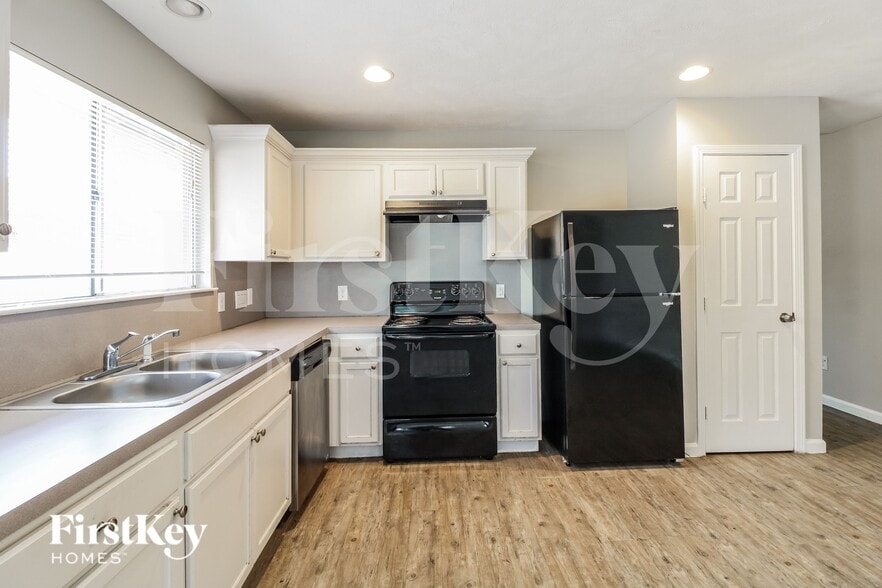 Building Photo - 4427 Ravine Dr