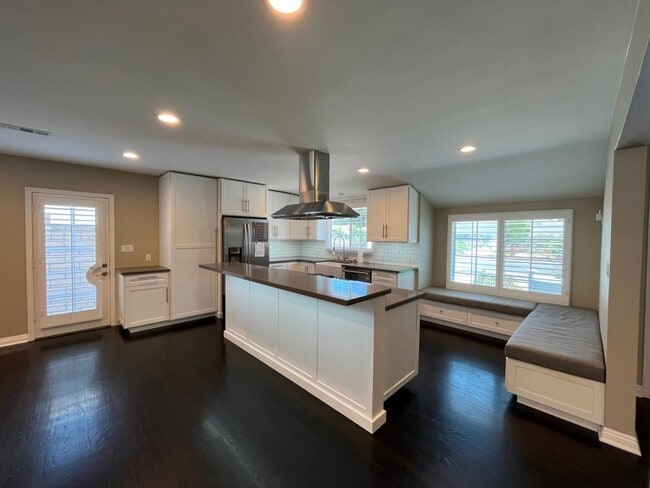 Building Photo - READY FOR MOVE-IN! 3+2.5 w/appliances + great backyard!