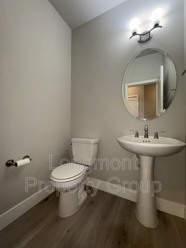 Building Photo - 1303 S Oak Ct.