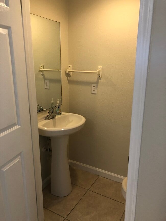 Building Photo - 2/1.5 Condo at The Oaks at Wildwood