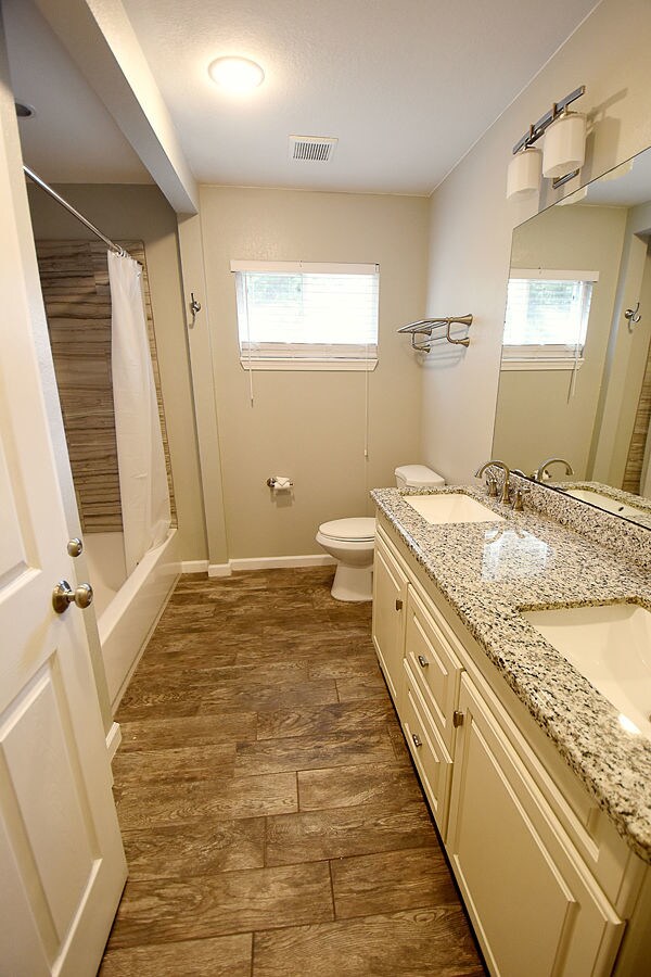 Building Photo - 401 W Brookside Dr