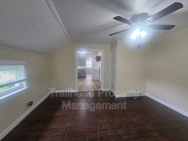 Building Photo - 3115 S Forest Ave