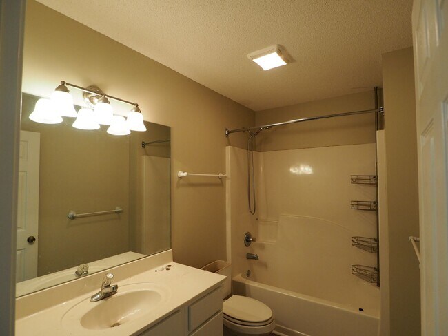 Building Photo - Gorgeous water views just blocks from the ...
