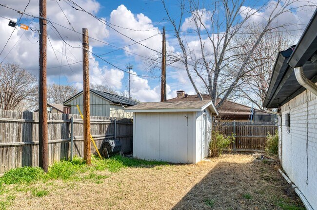 Building Photo - AVAILABLE NOW! BEAUTIFUL 3 BEDROOM HOME LO...