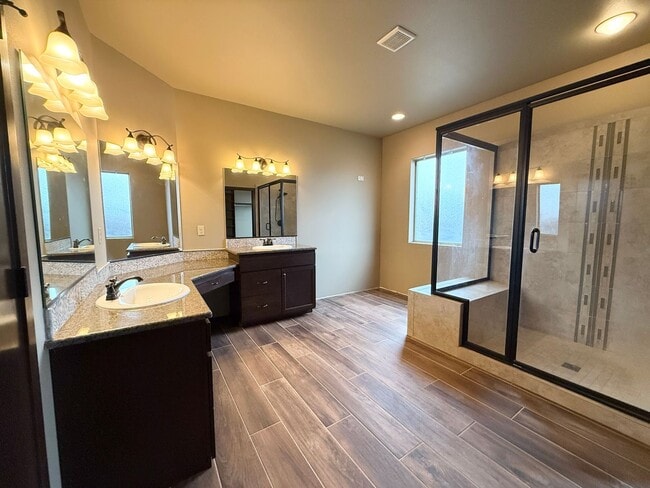 Building Photo - 4 bed 2 Bath off Keene