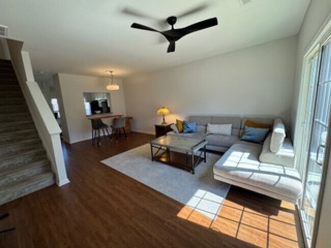 Building Photo - Wonderful townhome in Perfect Location