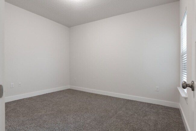 Building Photo - Beautiful 3-Bedroom Townhome