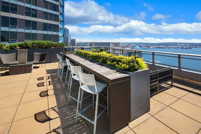 Building Photo - 2033 2nd Ave