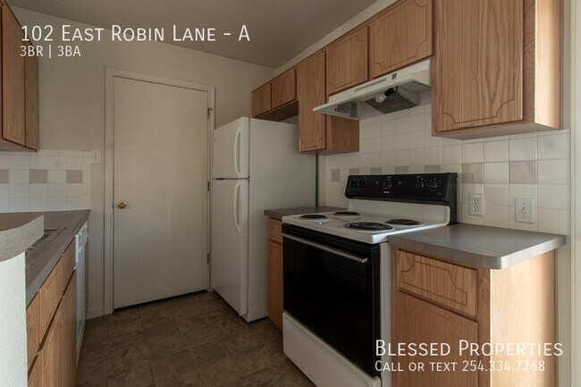 Building Photo - 102 E Robin Ln