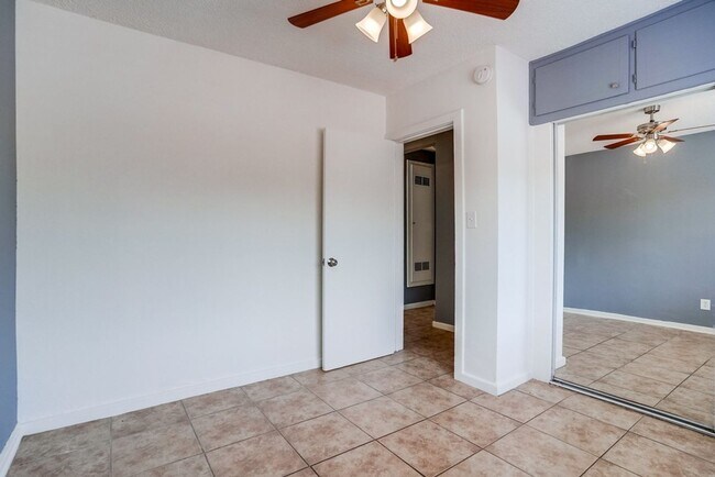 Building Photo - 2425 S Ridgeley Dr