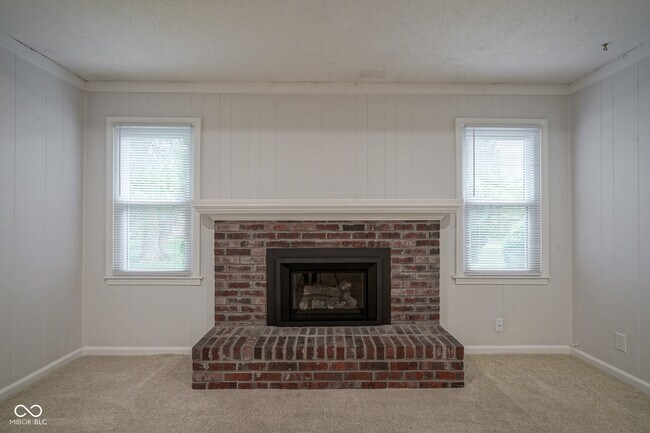 Building Photo - 10924 Lakeshore Dr W