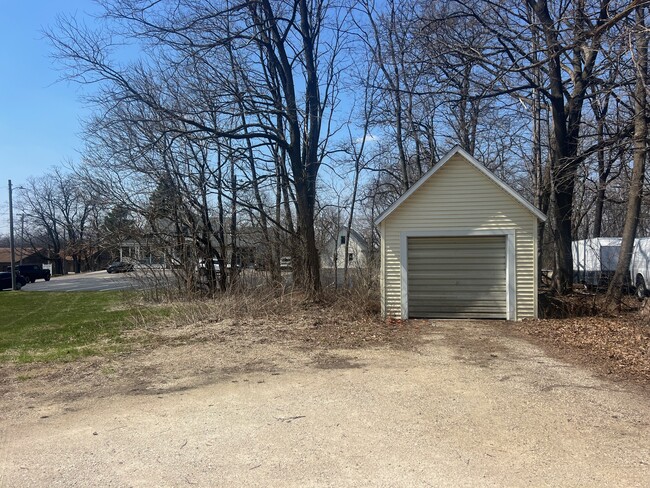 Building Photo - 4465 Lakeland Dr